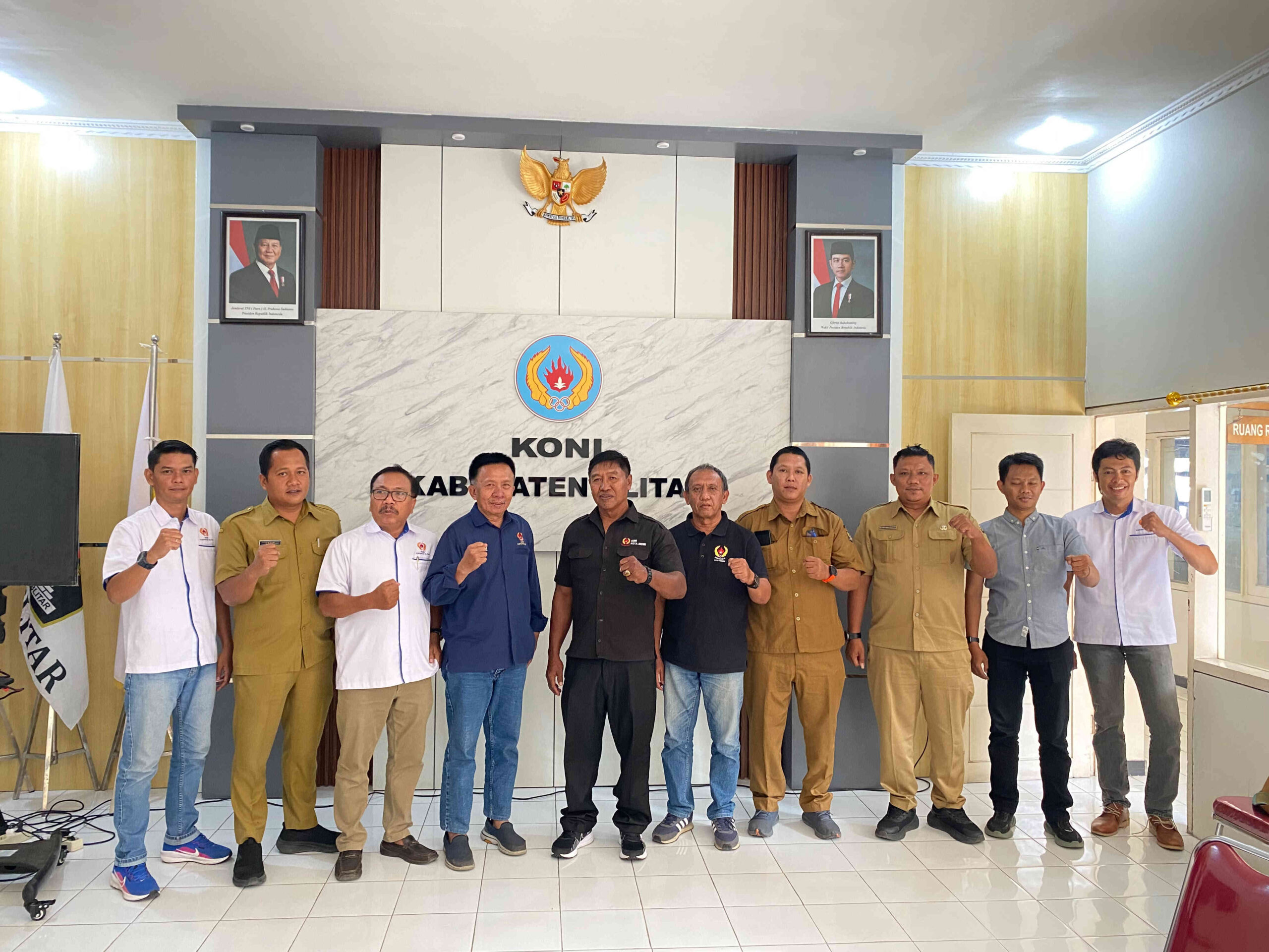 Pengurus KONI Kota Kediri dan KONI Kabupaten Blitar berfoto bersama dalam penjajakan kerja sama sebagai penyangga tuan rumah Porprov Jatim 2029.