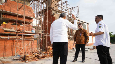 Bupati Kediri Mas Dhito mengecek progres pembangunan tahap 3 Museum Sri Aji Joyoboyo di Pagu.