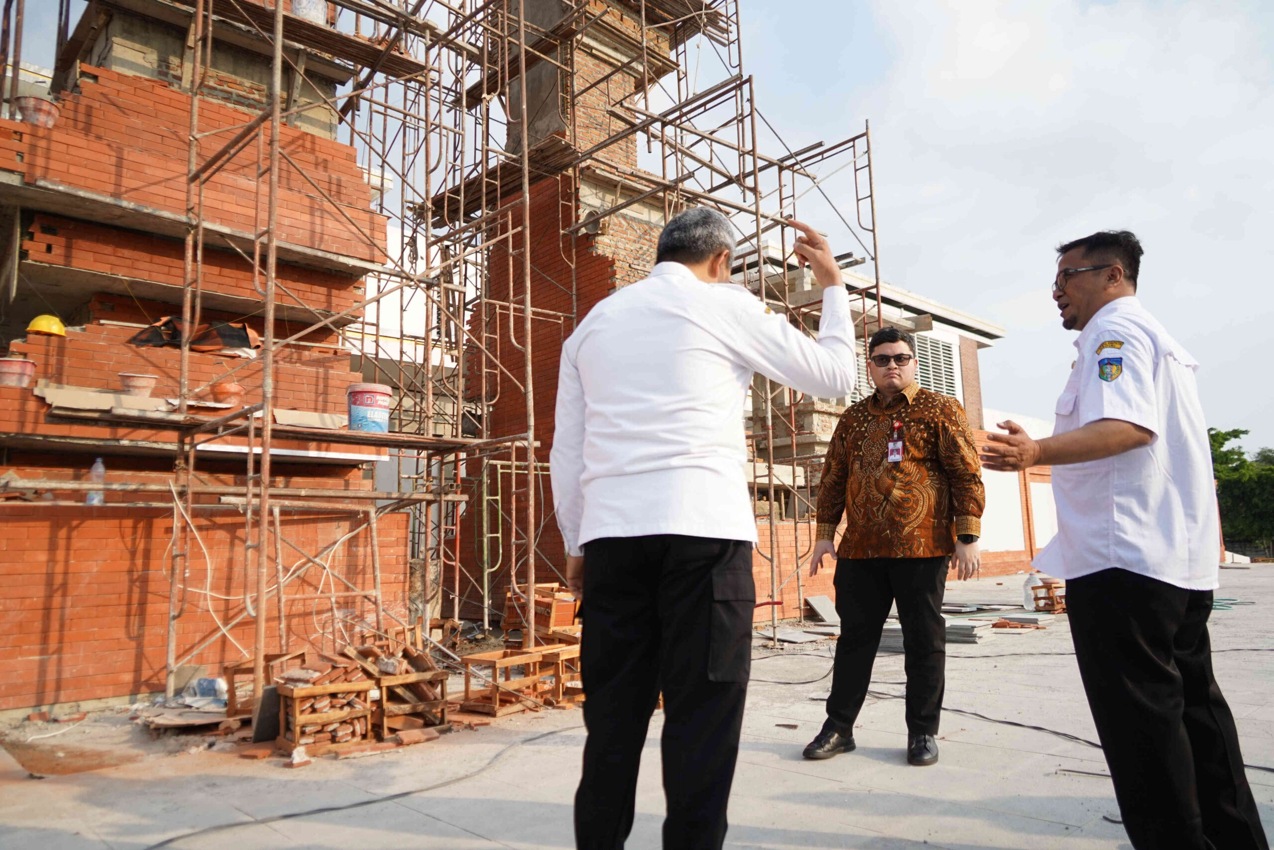 Bupati Kediri Mas Dhito mengecek progres pembangunan tahap 3 Museum Sri Aji Joyoboyo di Pagu.