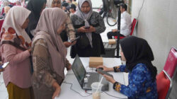 Petugas melayani warga dalam proses aktivasi Identitas Kependudukan Digital (IKD) untuk mendukung digitalisasi data perlindungan sosial di Kabupaten Kediri.