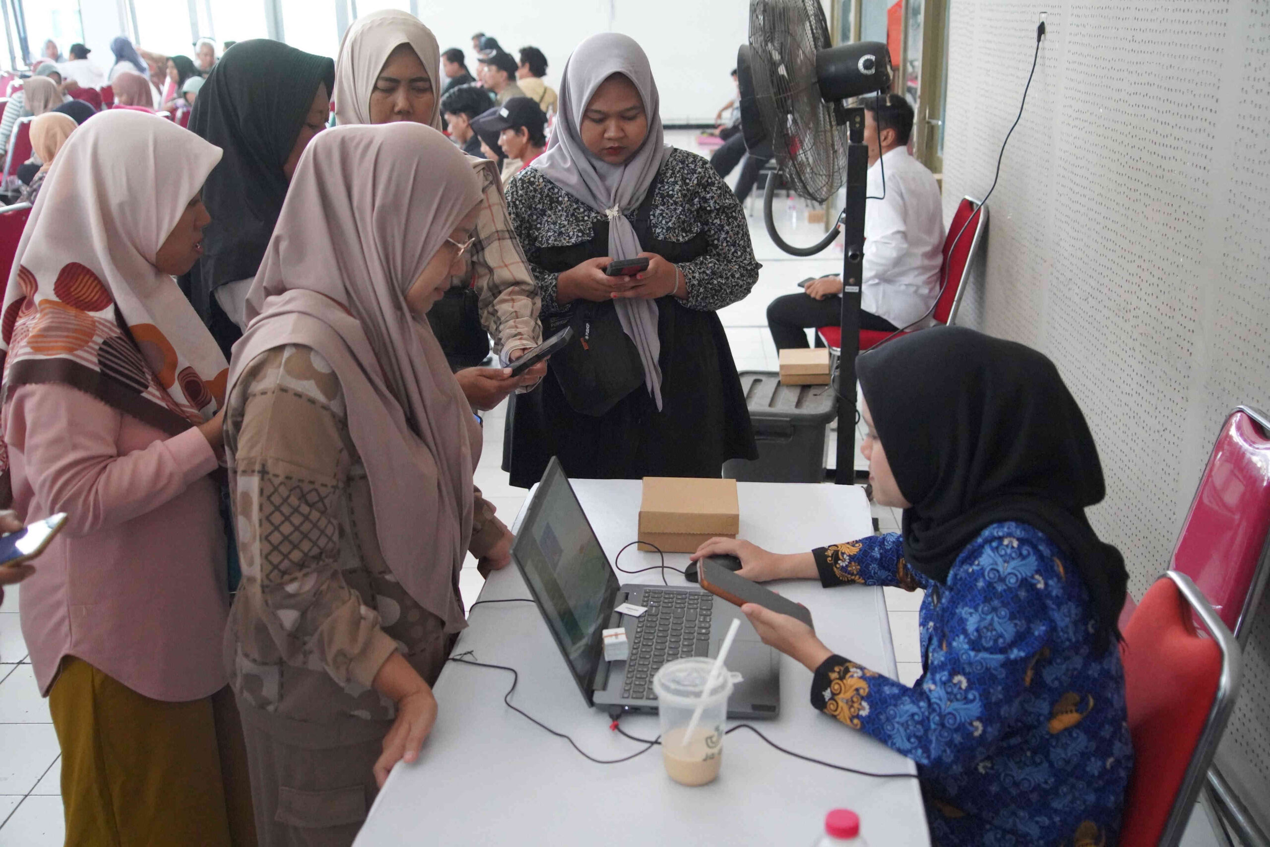 Petugas melayani warga dalam proses aktivasi Identitas Kependudukan Digital (IKD) untuk mendukung digitalisasi data perlindungan sosial di Kabupaten Kediri.