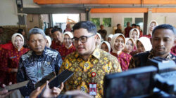 Bupati Kediri Hanindhito Himawan Pramana memberikan keterangan kepada wartawan terkait sanksi bagi pelaku bullying di sekolah.