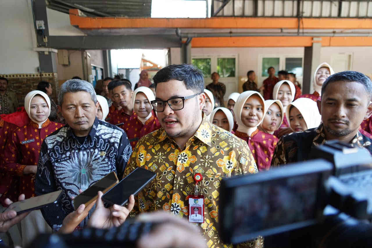 Bupati Kediri Hanindhito Himawan Pramana memberikan keterangan kepada wartawan terkait sanksi bagi pelaku bullying di sekolah.