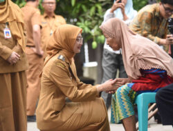Kunjungi Warga Stroke di Kota Kediri, Mbak Wali Upayakan Bantuan Kursi Roda