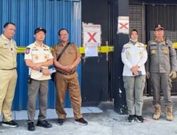 Satpol PP Surabaya Segel Toko Mihol Wonokromo
