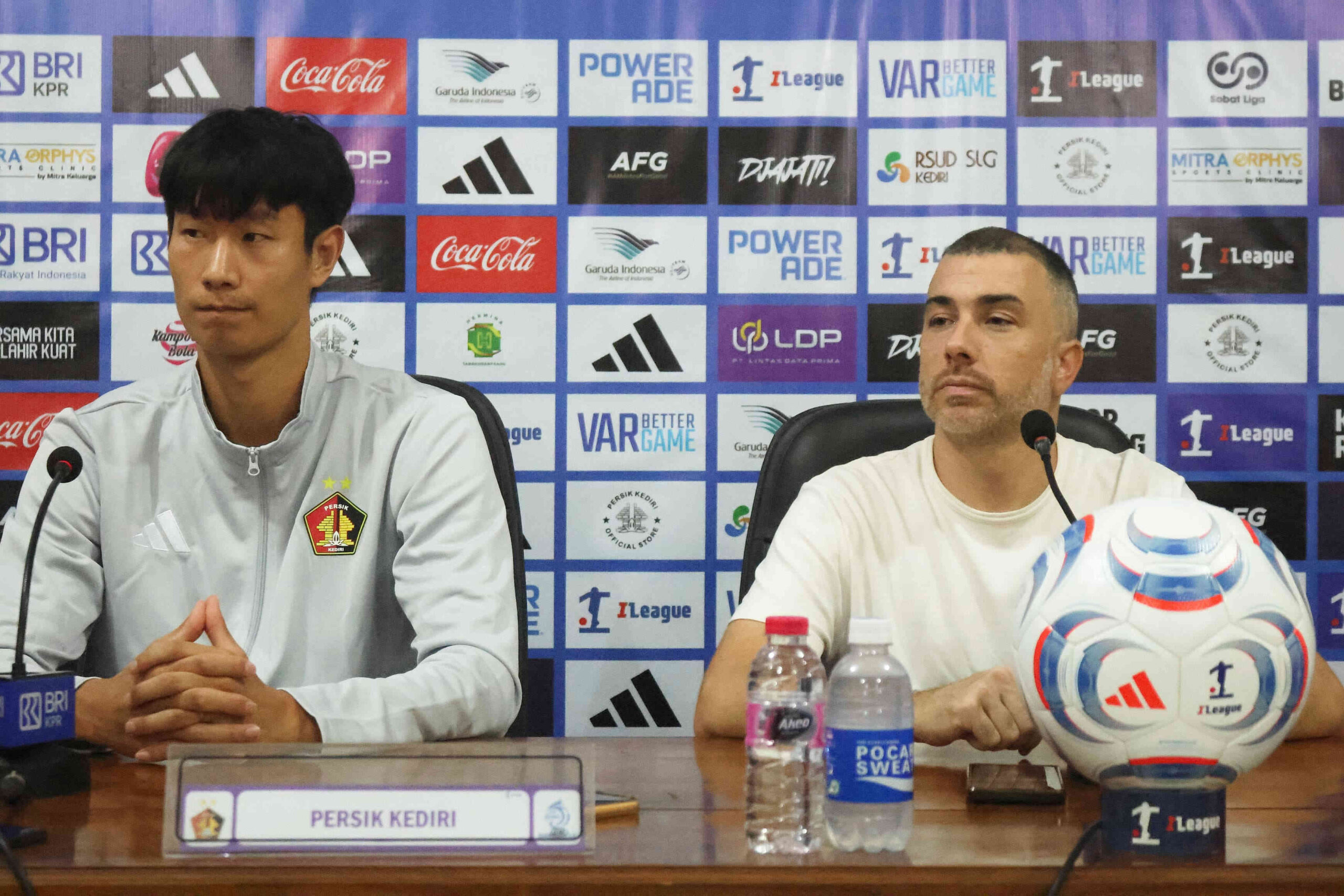Pelatih Persik Kediri Marcos Reina dan pemain Park Jun-heong dalam sesi konferensi pers jelang laga melawan PSS Sleman.