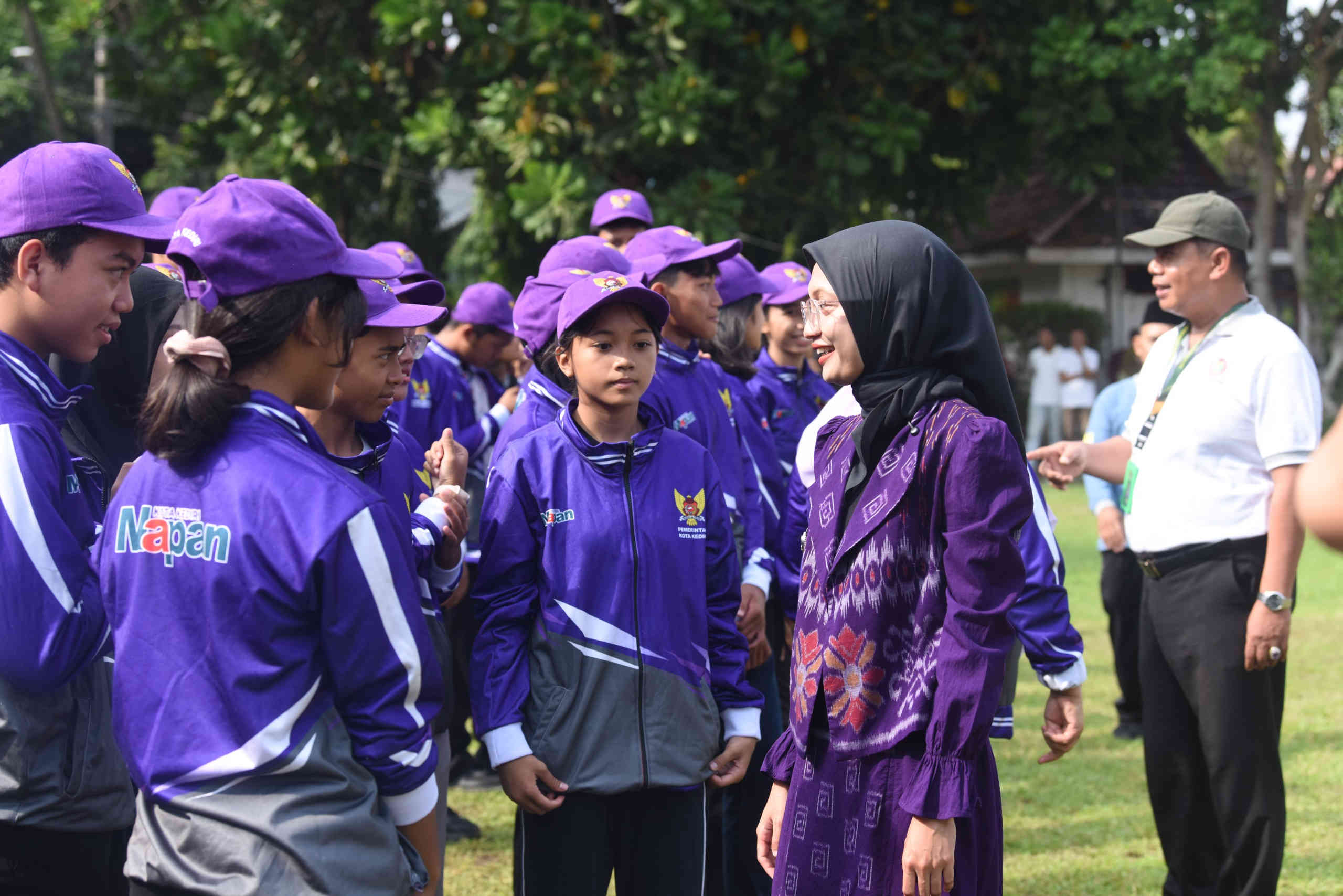 Wali Kota Kediri Vinanda Prameswati menyapa para atlet muda saat melepas kontingen Popda XV dan Peparpeda III Jatim 2026 di Halaman Balai Kota Kediri.