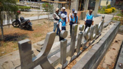 Petugas DLH Kabupaten Kediri dan pekerja proyek meninjau langsung proses rehabilitasi Taman Kilisuci di Kecamatan Pare Kediri.