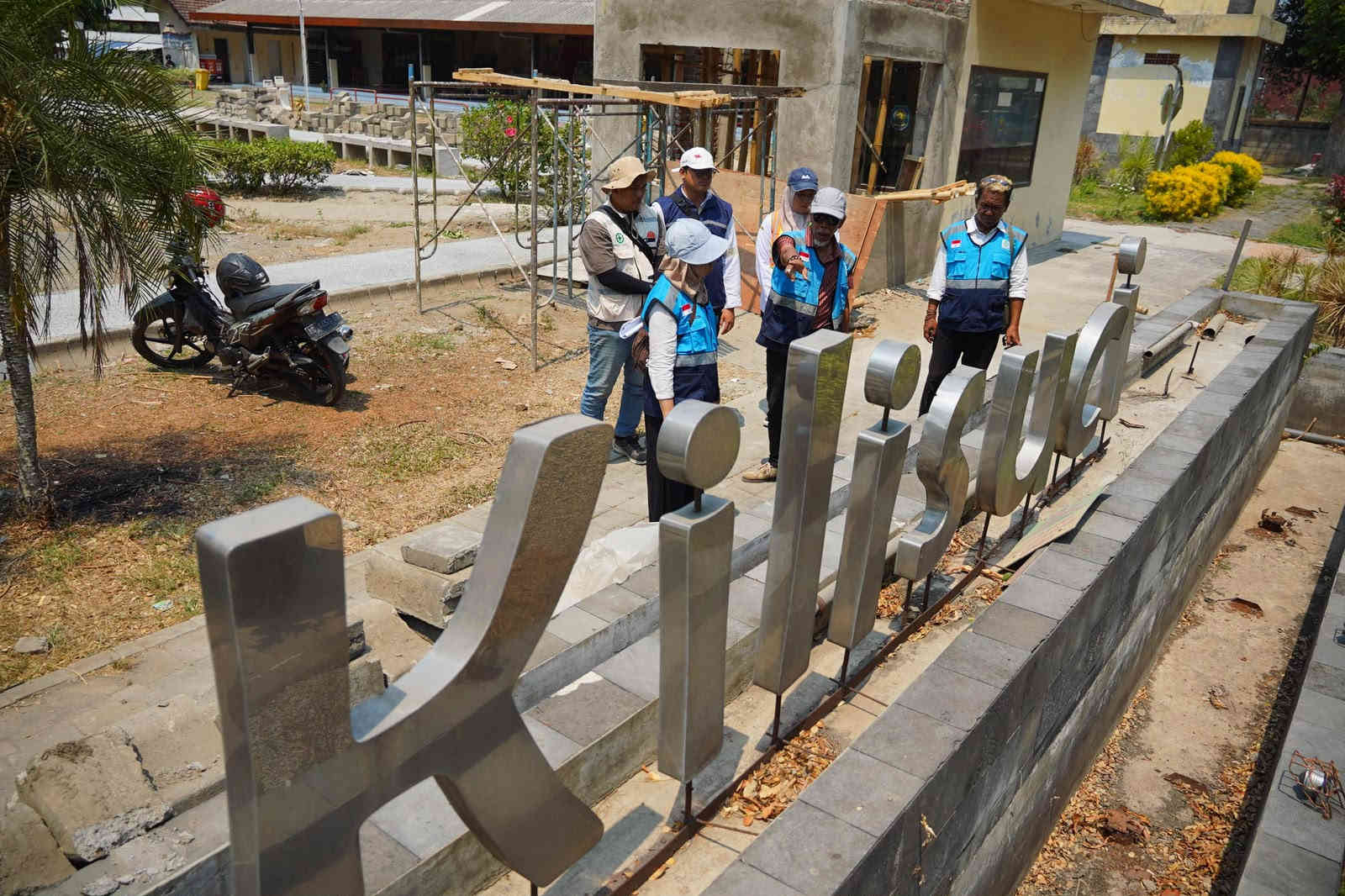 Petugas DLH Kabupaten Kediri dan pekerja proyek meninjau langsung proses rehabilitasi Taman Kilisuci di Kecamatan Pare Kediri.