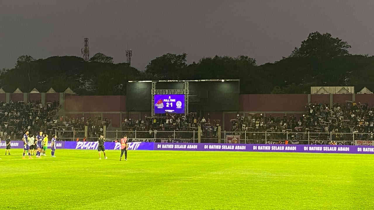Papan skor Stadion Brawijaya menampilkan hasil akhir 2-1 pertandingan Persik Kediri vs PSS Sleman.