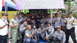 Mbak Wali Kota Kediri bersama jajaran aparat dan anggota Satlinmas berfoto bersama di Pos Kamling RT 05 RW 02 Kelurahan Ngronggo.