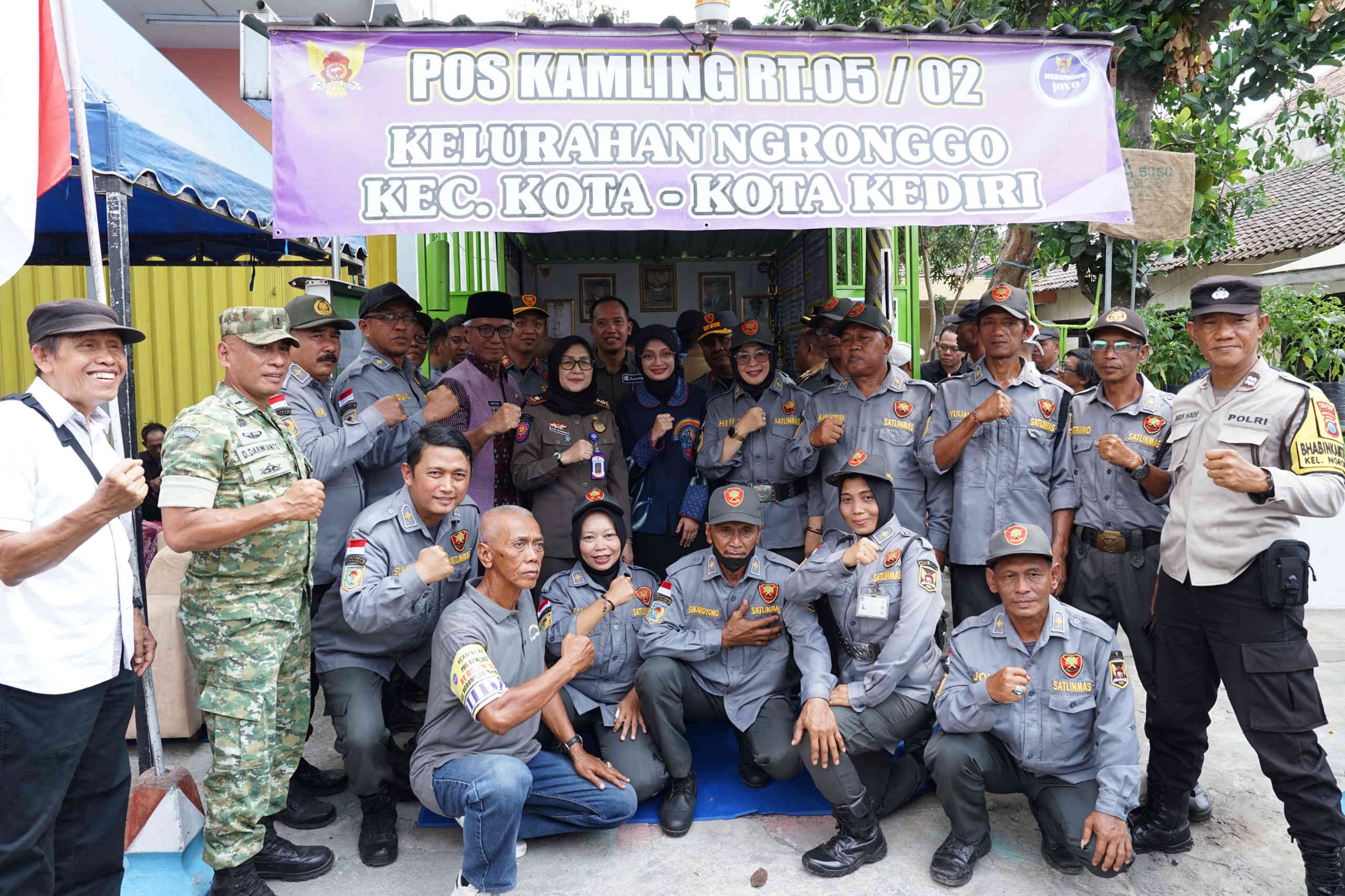 Mbak Wali Kota Kediri bersama jajaran aparat dan anggota Satlinmas berfoto bersama di Pos Kamling RT 05 RW 02 Kelurahan Ngronggo.