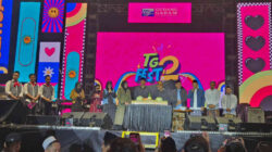 Prosesi potong tumpeng oleh Gus Kautsar dan tokoh jajaran dalam panggung panggung utama TG Fest 02 Kediri.