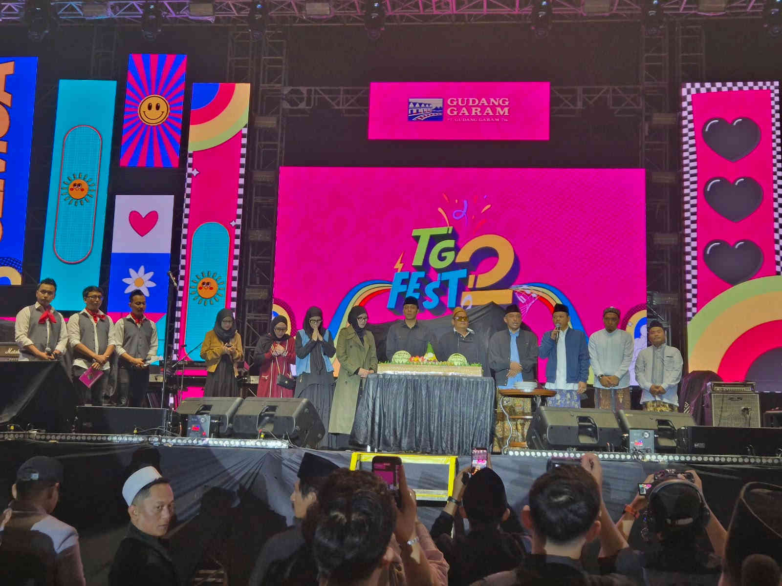 Prosesi potong tumpeng oleh Gus Kautsar dan tokoh jajaran dalam panggung panggung utama TG Fest 02 Kediri.