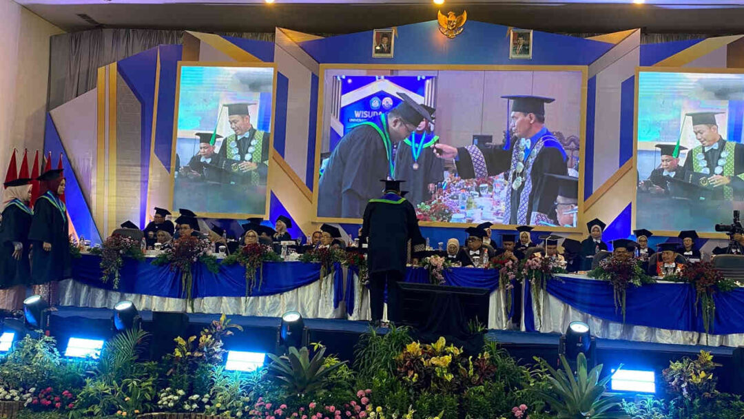 Rektor UNP Kediri Dr. Zainal Afandi, M.Pd menyerahkan penghargaan kepada wisudawan terbaik dalam Wisuda UNP Kediri ke-68.