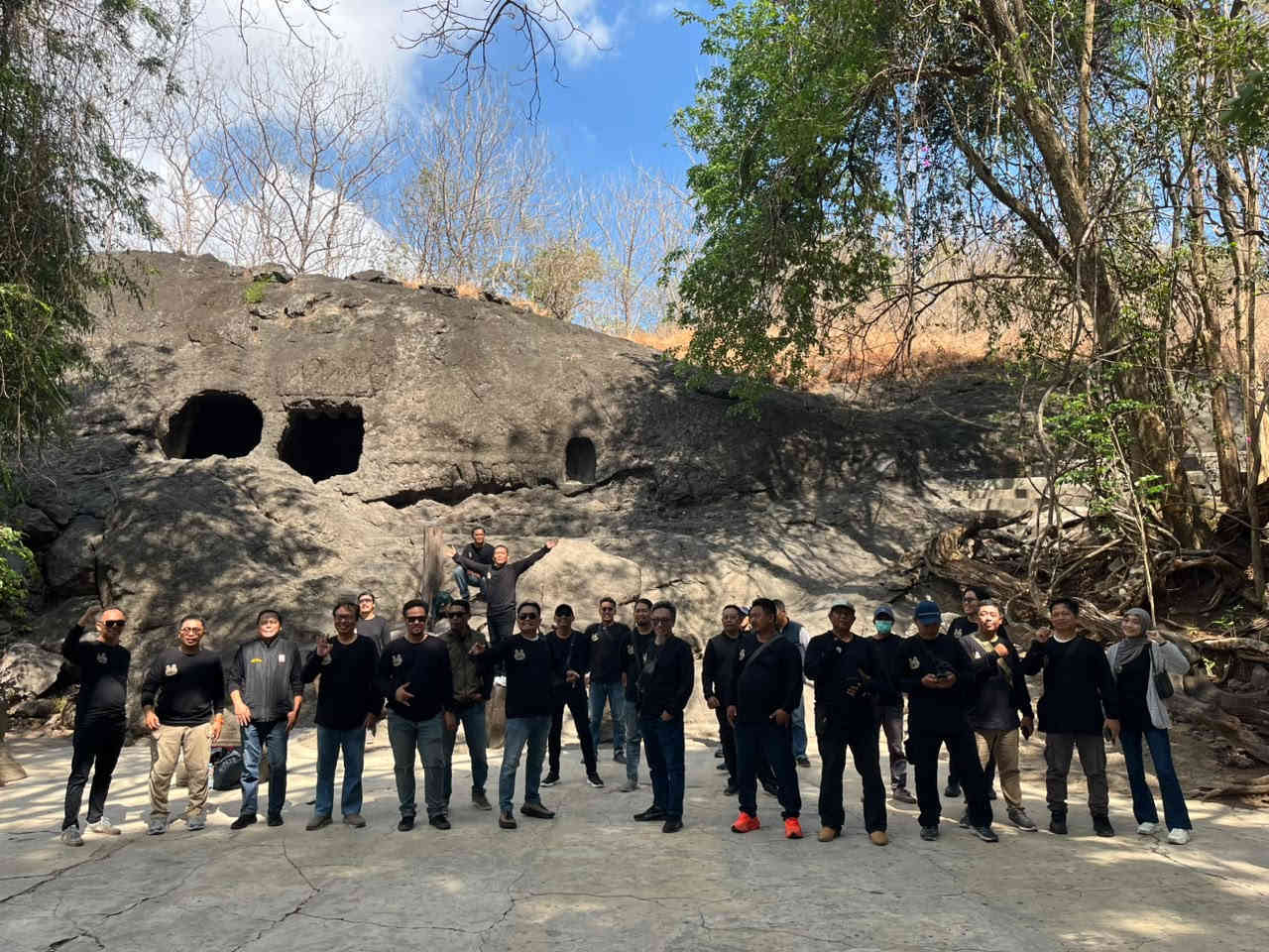 Komunitas jurnalis R2 GARANG foto bersama di depan objek wisata Gua Selomangleng Kota Kediri saat kegiatan Riding Wisata Ceria.