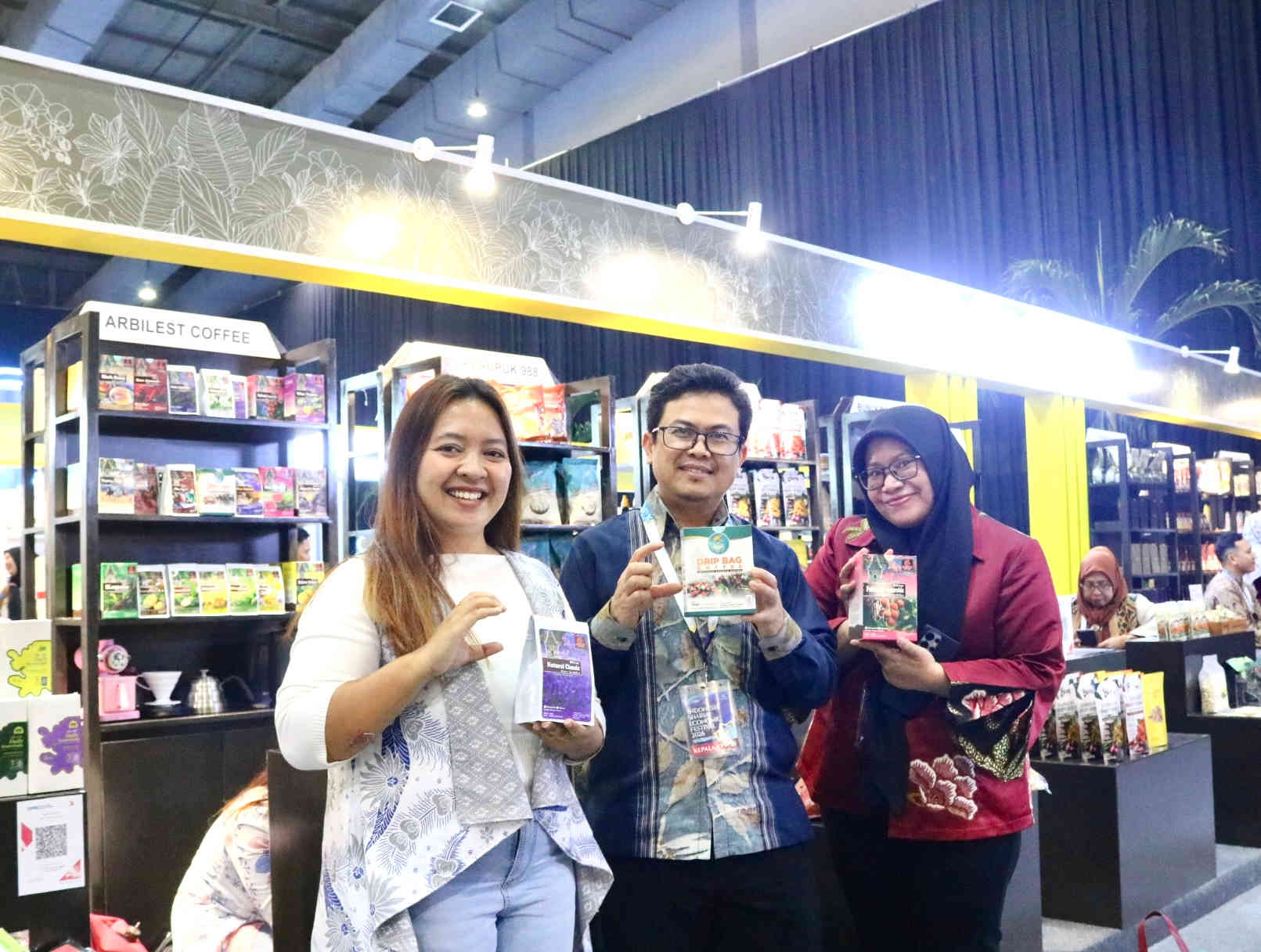 UMKM binaan Bank Indonesia Kediri memamerkan produk kopi dan pangan olahan dalam Indonesia Sharia Economic Festival (ISEF) 2026.