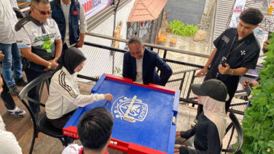 Wali Kota Kediri Vinanda Prameswati menjajal olahraga domino ORADO bersama peserta di Republik Dendy Cafe.