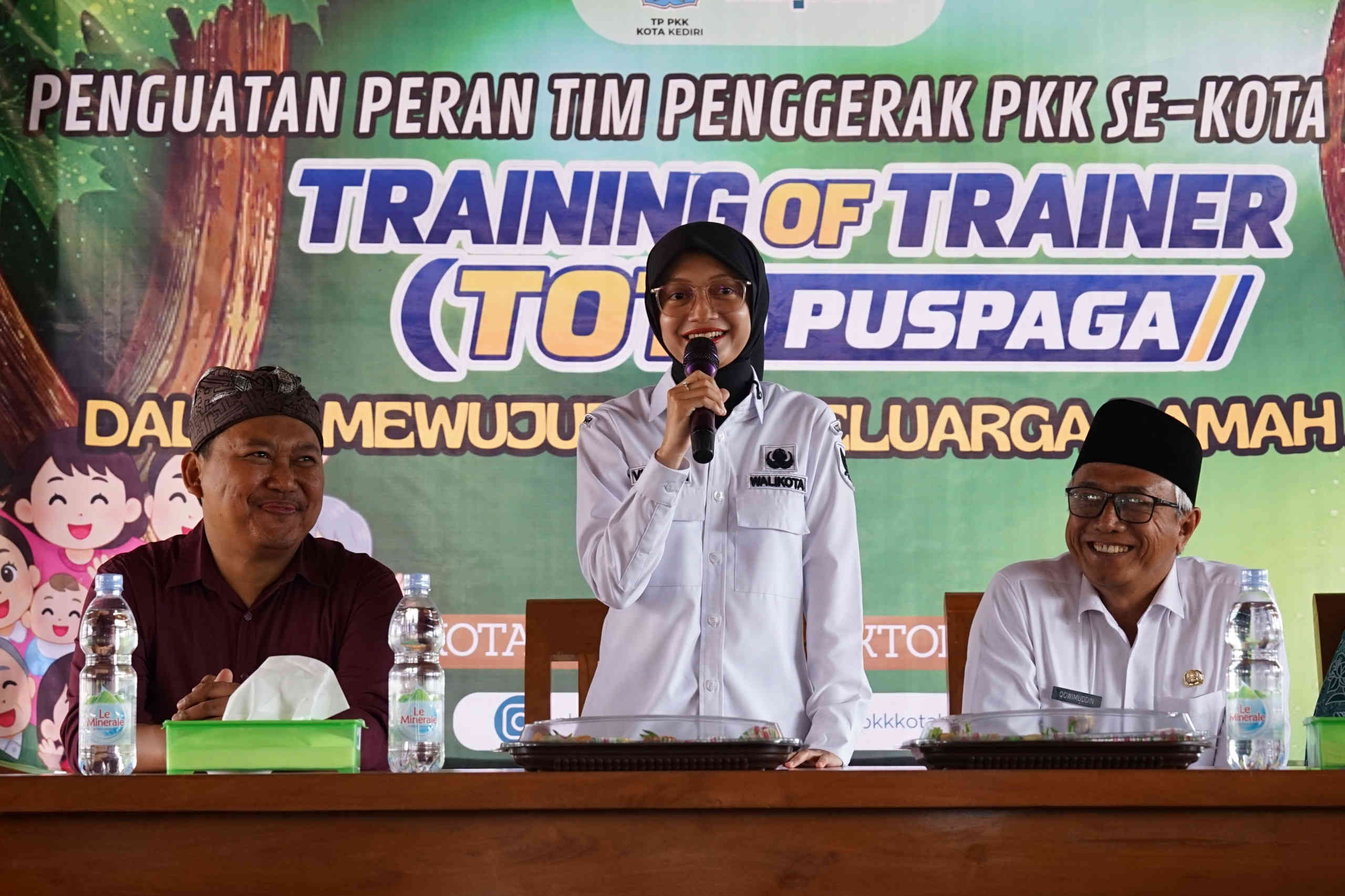 Wali Kota Kediri Vinanda Prameswati saat membuka Training of Trainer PUSPAGA untuk penguatan keluarga ramah anak.