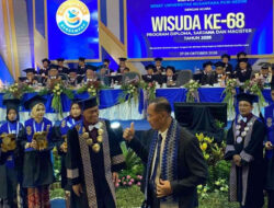 Wamendiktisaintek Prof. Fauzan di Wisuda UNP Kediri: Sarjana Baru Harus Bawa Perubahan Nyata di Masyarakat
