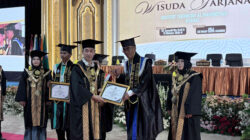 Wisuda perdana ITAMA Kediri, pimpinan kampus menyerahkan piagam kepada wisudawan program studi teknik dan komputer pada 13 Oktober 2026.