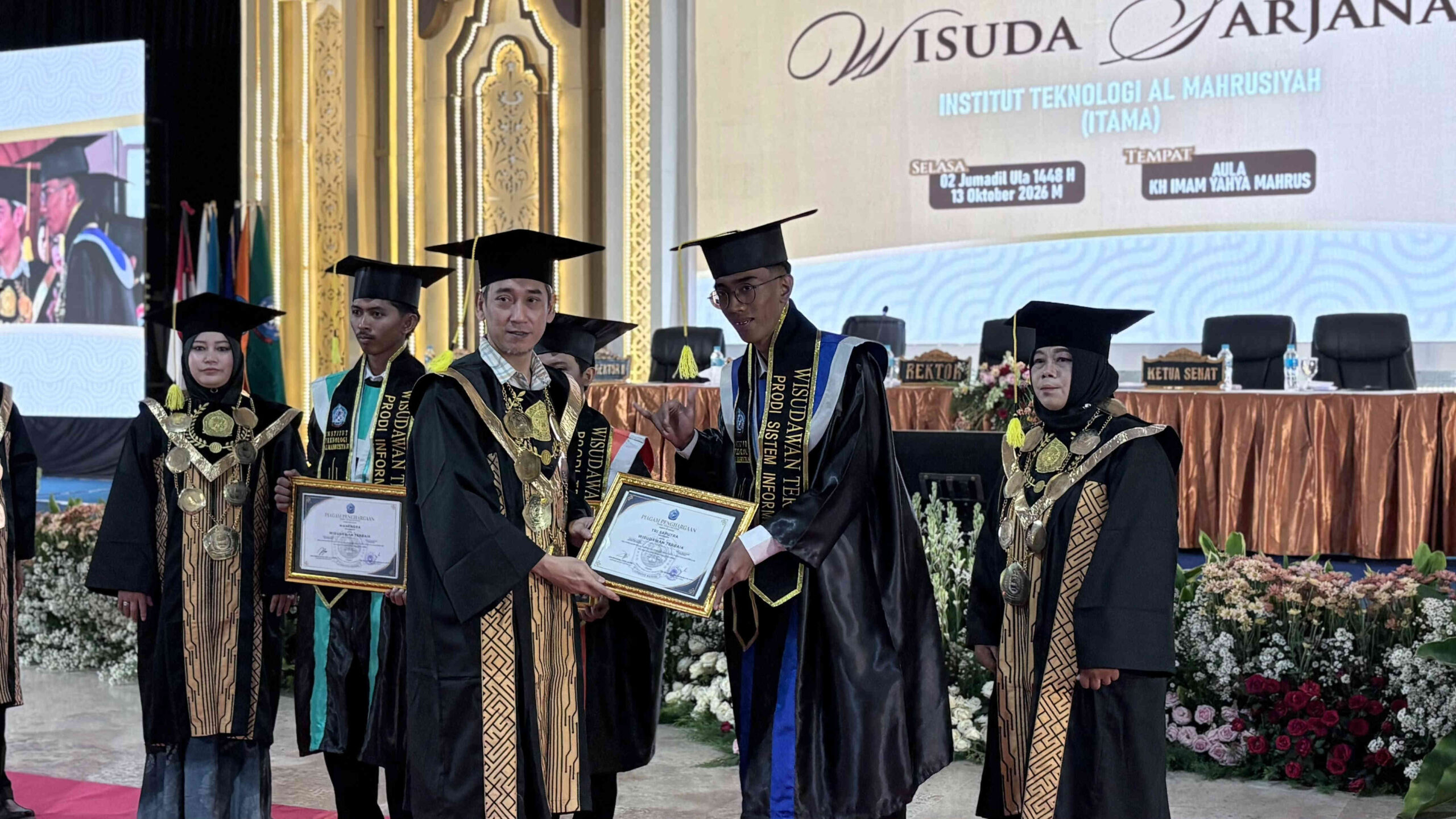 Wisuda perdana ITAMA Kediri, pimpinan kampus menyerahkan piagam kepada wisudawan program studi teknik dan komputer pada 13 Oktober 2026.